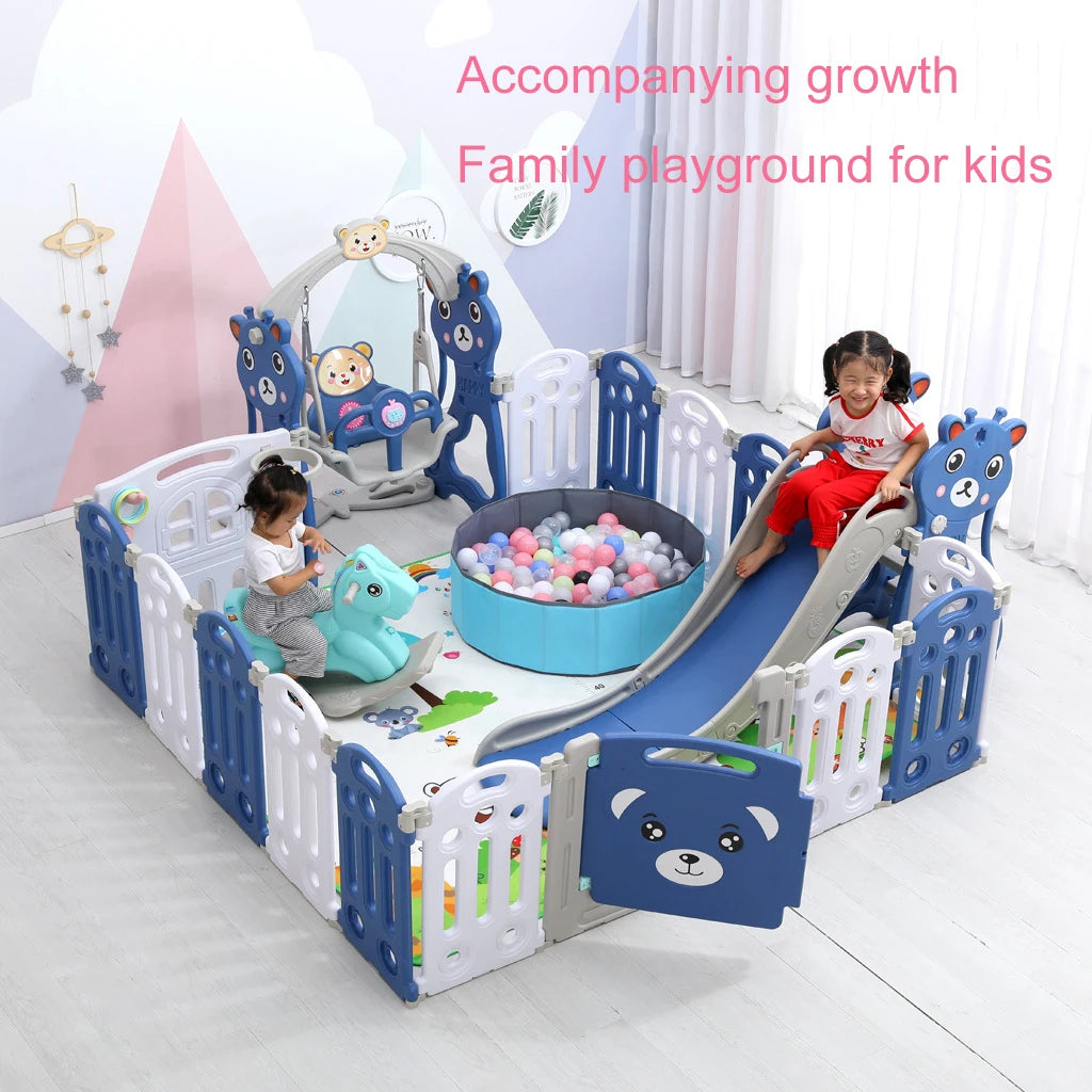 Playground Infantil com Grade de Proteção